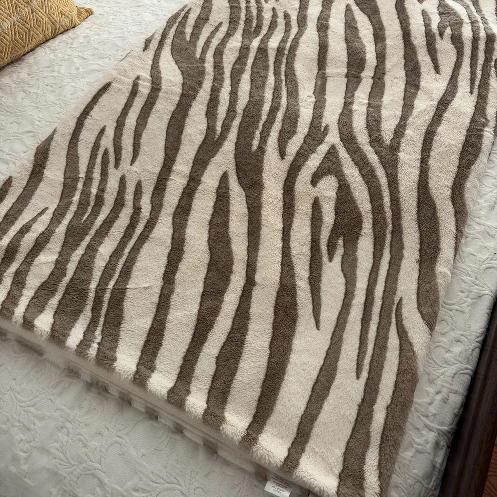 Vtg Pier 1 Imports Neutral Zebra Print Plush Faux Fur Blanket Soft Throw 50x62